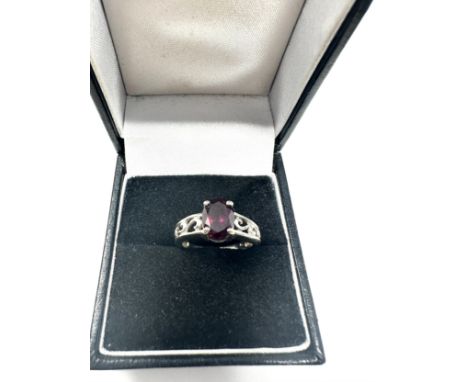 9ct white gold garnet ring (2.8g) 