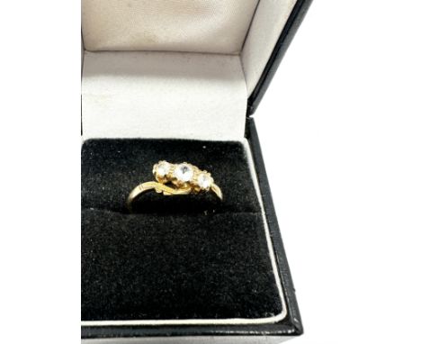 9ct gold white synthetic spinel three stone ring (2g) 