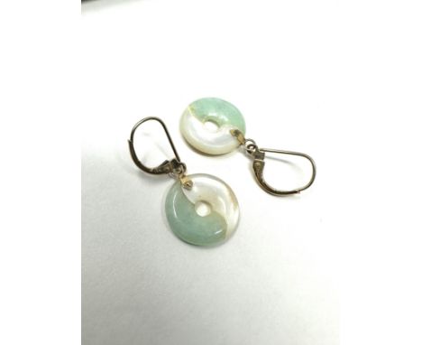 14ct jade and mother of pearl drop earrings (3.3g) 