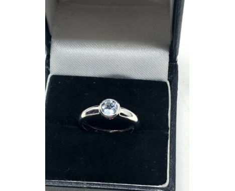 9ct white gold aquamarine solitaire dress ring (2.1g) 