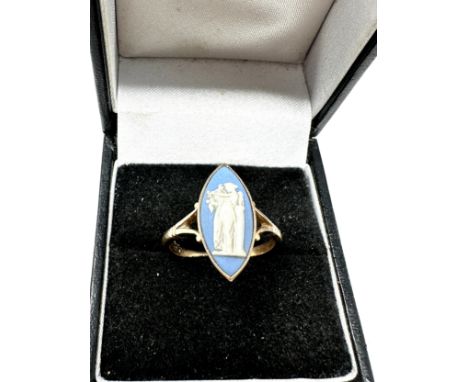 9ct gold wedgwood jasperware ring depicting goddess athena (2.6g) 