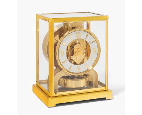 Jaeger-LeCoultre. Allseitig verglastes Gehäuse aus vergoldetem Metall. Weisser Zifferring mit vergoldeten Zahlen und Indizes.