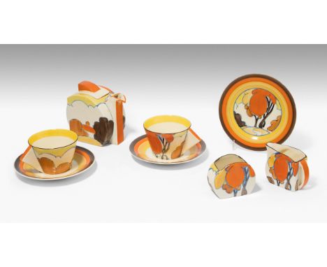 Teeservice "Bizarre". Newport Pottery, um 1920–1930. Steingut, polychrome Bemalung mit stilisierten Bäumen. Bezeichnet: Bizar