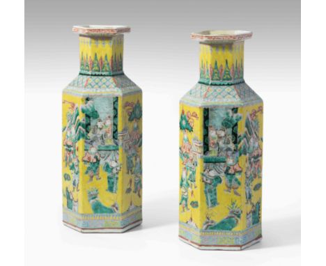 China, 19.Jh. Porzellan. Unterglasurblaue Qianlong-Marke. Sechspassige Balusterform. Figürliche Szene in den Farben der Famil