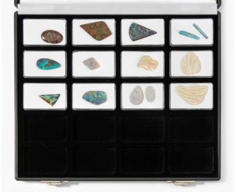 Von 1.799 ct bis 26.168 ct. Diverse Opal-Varietäten und -Formen. Gesamtgewicht ca. 194 ct. Box.