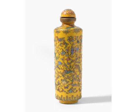 China, um 1900. Porzellan. Polychromer floraler Email-Dekor mit Gold auf gelbem Grund. Qianlong-Marke. H 10 cm. 