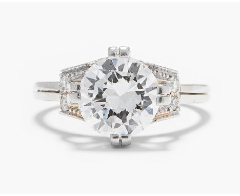 Um 1940. Platin/Weissgold. 1 Brillant ca. 1.80–2.00 ct J/K-si. Ringschultern mit kl. Achtkant-Diamanten. Gr. 53, 5,5 g.