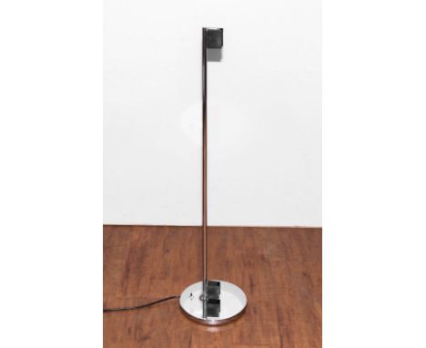 Stehleuchte "Tube Light". Entwurf: 1927. Ausführung: ClassiCon. Stahlrohr verchromt. Leuchtröhre fehlt. Bezeichnet: "ClassiCo