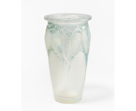 Vase "Ceylan". Wingen-sur-Moder, um 1925. Modell: 1924. Farbloses Kristallglas, moulé-pressé, opaleszent, blau patiniert. Uml