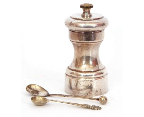 Mixed Lot: vintage white metal cased capstan style pepper mill/grinder, stamped "Sterling", 9.5cm high, together with two pla