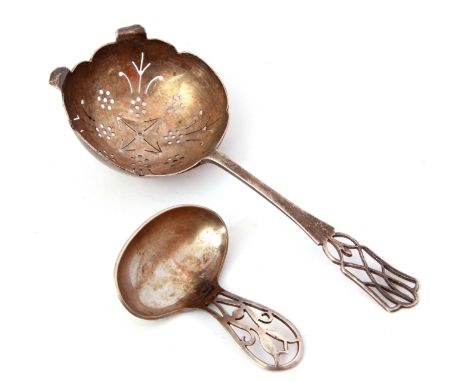 Mixed Lot: mid-20th century silver caddy spoon, the pierced floral design handle to a plain polished kidney shaped bowl, Birm