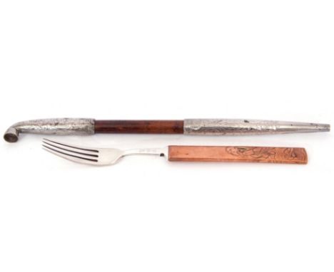 Mixed Lot: Antique Kiseru pipe with natural bamboo body, the metal mounts with chased decoration, 23cm long, together with a 