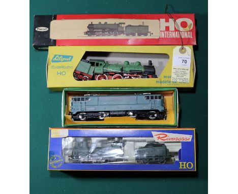 A quantity of HO gauge railway. Including Hornby ACHO. An SNCF Bo-Bo electric locomotive RNBB16009. 5x passenger coaches, a R