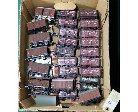 100x OO gauge railway freight wagons by Wrenn, Mainline, etc. Including; open wagons, closed hopper wagons, cattle trucks, et
