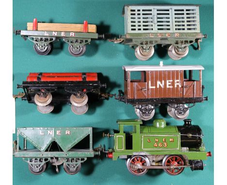 6x Hornby Series O gauge items. No.1 LNER 0-4-0T locomotive, 463, in lined green livery. Together with 4x LNER freight wagons