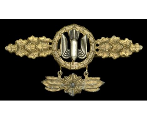 A German Second World War Luftwaffe Bomber Clasp and Insignia. A nice condition early Tombak non-maker marked Luftwaffe bombe