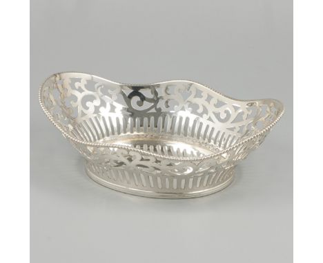 Bonbon / sweetmeat basket silver. Oval model, openwork sides with pearl rim. The Netherlands, Voorschoten, van Kempen &amp; B