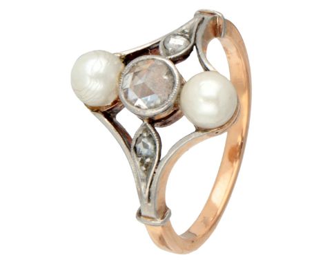 Antique 14K. yellow gold and Pt 900 platinum ring set with diamond and pearl. Hallmarks: 585. Set with 3 rose cut diamonds, o