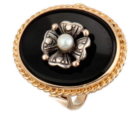 Vintage 14K. yellow gold ring set with a pearl in silver on a black plaque. Hallmarks: 585. In very good condition. Ring size