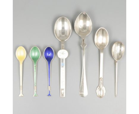 7-piece lot of various spoons (including a Corinium spoon) silver. Lot consisting of a Roman corinium spoon replica with ☧ wh