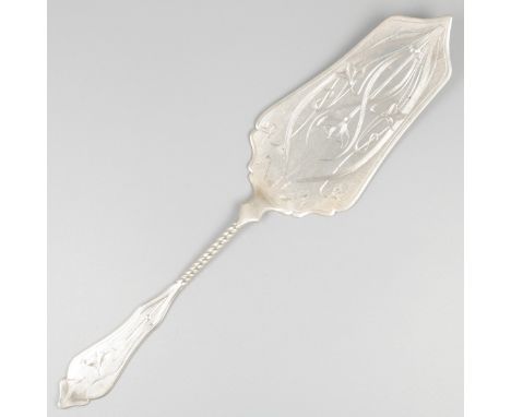 Cake server silver. Beautiful model with engraved Jugendstil decoration. The stem is partly twisted. The Netherlands, Sneek, 