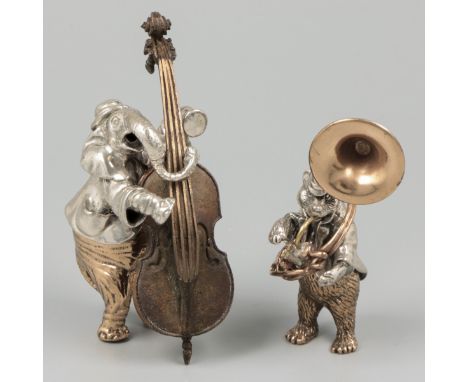 2-piece lot miniatures silver. Consisting of music playing elephant and bear, both with silver top and copper musical instrum