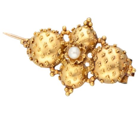 Antique 14K. yellow gold brooch with granules and a white pearl. Hallmarks: oak leaf. In good condition. LxW: 1.9 x 2.9 cm. W
