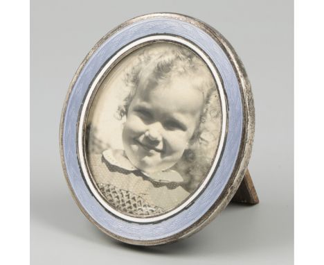 Picture frame with guilloche enamel, silver. Oval model with purple guilloche enamelled edge. early 20th century, hallmarks: 