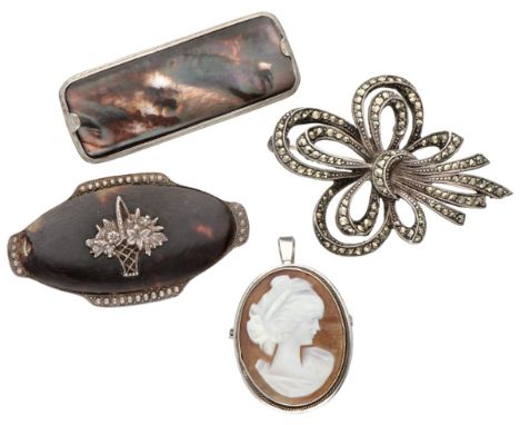 Lot of four silver vintage brooches, among others set with marcasite and mother-of-pearl. Various dimensions. Weight: 30.38 g