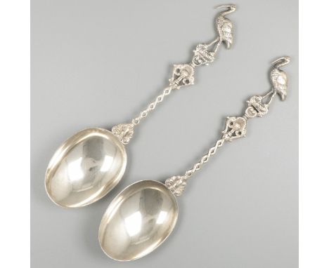 2-piece set of silver occasion spoons. 2 identical occasional spoons with partly twisted handle and stylized stork on the han