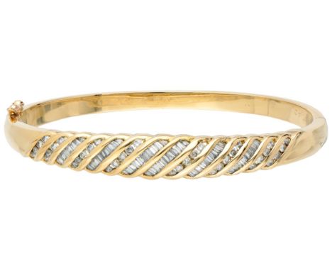 18K. Yellow gold bangle bracelet set with approx. 1.07 ct. diamond. With safety clip. Hallmarks: 750, 55, K18, 01.40. Set wit