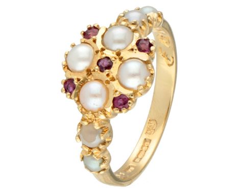 18K. Yellow gold Franklin Mint ring set with natural ruby ​​and pearls. Hallmarks: © FM, 91. English hallmarks: FM, crown (go