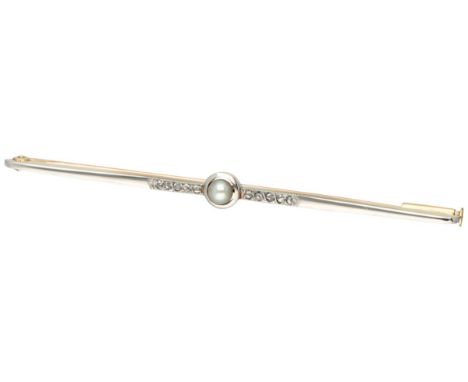 14K. Yellow gold and Pt 950 platinum bar brooch set with a pearl and rose cut diamonds. Hallmarks: 585, Pt. Set with 10 rose 