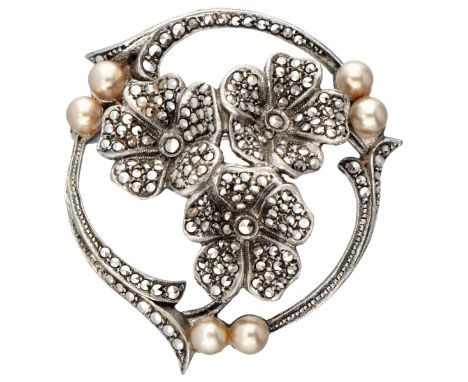 Vintage sterling silver flower-shaped brooch set with pearl and marcasite. Hallmarks: 835, scales, ZI. In good condition, one