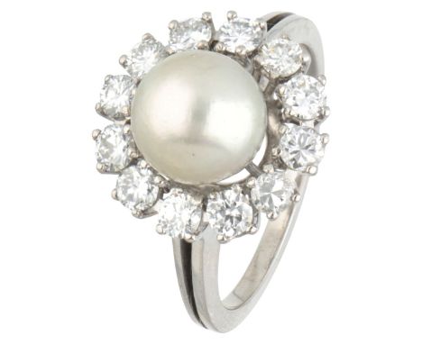 18K. White gold entourage ring set with approx. 0.96 ct. diamond and a pearl. Hallmarks: 750. Set with 12 brilliant cut diamo