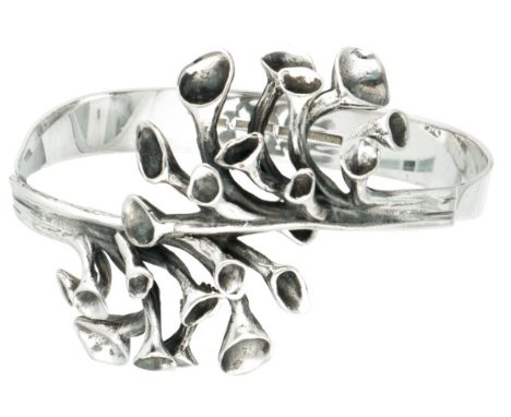 Sterling silver bangle bracelet with reindeer moss motif by Hannu Ikonen for Valo-Koru Oy. Hallmarks: half sun (for Valo-Koru
