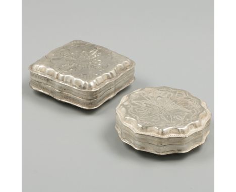 2-piece lot of peppermint boxes Consisting of a round and a square model, both with engraved decorations. Netherlands, 1868/1