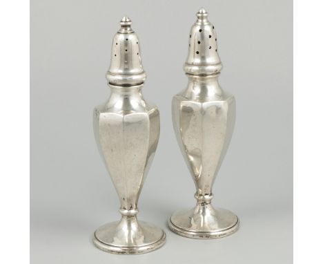 Salt and pepper set silver. Beautiful set with an octagonal belly and a removable cap with openwork holes for sprinkles. USA,