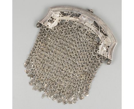 Silver frame purse (Netherlands 1846). With openwork frame with filigree wire work, moulded pearl rim and gadrooned rim. Pouc