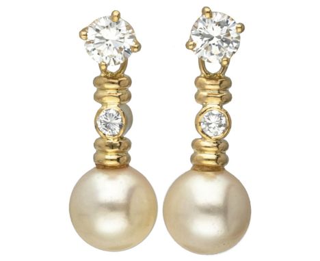 18K. Yellow gold earrings set with approx. 0.91 ct. diamond and pearl. Hallmarks: 750. Set with 4 brilliant cut diamonds of a