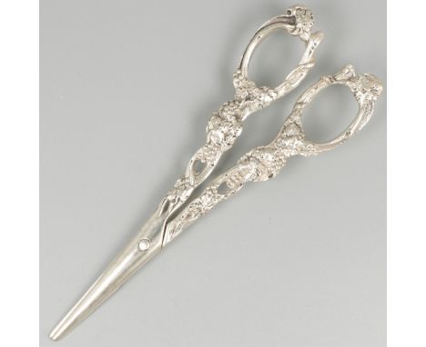 Grape scissors silver. With moulded bunches of grapes. Netherlands, mid 20th century, hallmarks: Z - light signs of use. 62 g