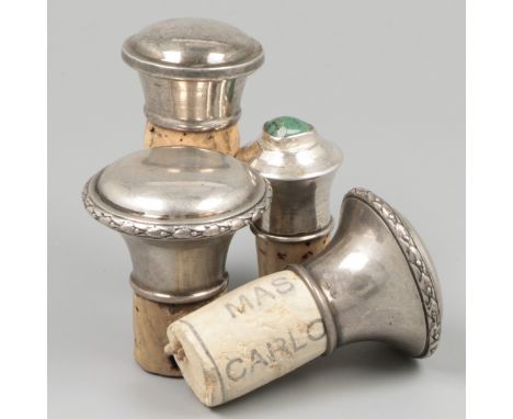 4-piece lot bottle stoppers silver. In various versions. Including the Netherlands, late 19th / 20th century, hallmarks: vari