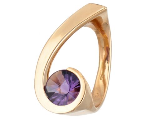 18K. Yellow gold design ring set with approx. 2.27 ct. amethyst. Hallmarks: 750. Set with a faceted amethyst with double pavi