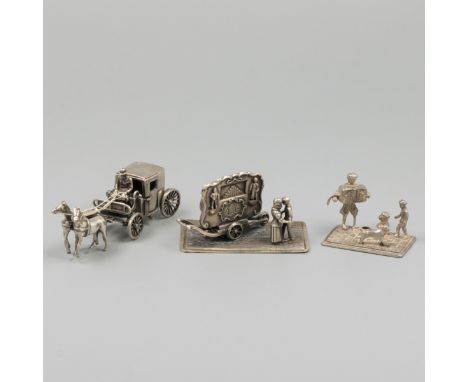 3-piece lot miniatures silver. Consisting of a carriage with two-in-hand, a barrel organ with a dancing couple and a represen