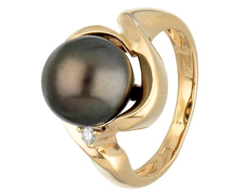 18K. Yellow gold ring set with Tahiti pearl and diamond Hallmarks: 750, 18K. Set with a saltwater Tahiti pearl of Ø approx. 1