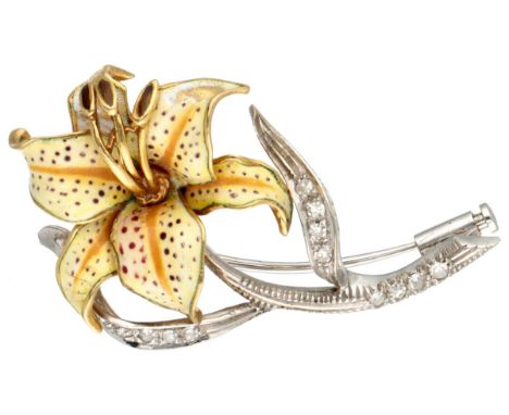 18K. Bicolor gold brooch in the representation of a flower with enamel set with approx. 0.13 ct. diamond. Hallmark: 750. Set 