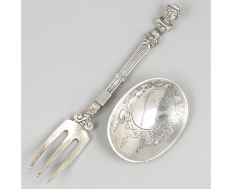 Travel cutlery silver. After a 17th-century example, consisting of a fork with a removable oval spoon tray. The fork has a lo