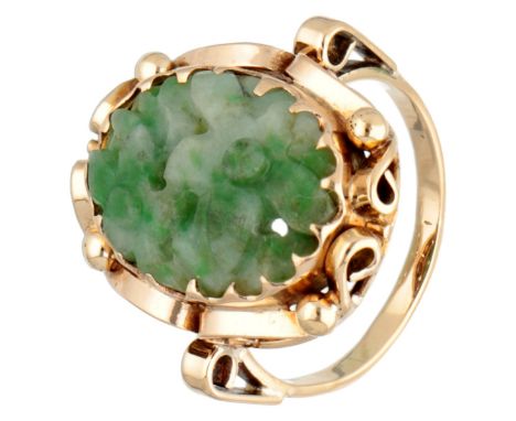 Vintage 14K. yellow gold ring set with carved jade with floral details. Hallmarks: 585 in oak leaf. Set with a carved jade of