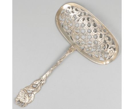 Croquette shovel silver. Beautiful model with molded decorations on the handle and engraved details on the partly open work s