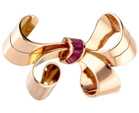 18K. Rose gold bow-shaped retro brooch set with synthetic ruby. Hallmarks: 750. Set with 7 tapered baguette cut synthetic rub